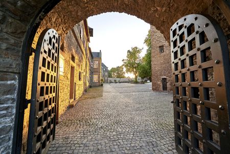 Schlosstor bei Sonnenuntergang im Sommer am Schloß Broich in Mülheim