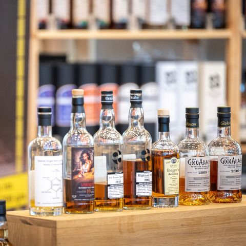 Stand mit Whisky-Flaschen bei der Aquavitae in der Stadthalle Mülheim