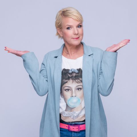 Kabarettistin Mirja Boes in Jeans, T-Shirt und Strickjacke