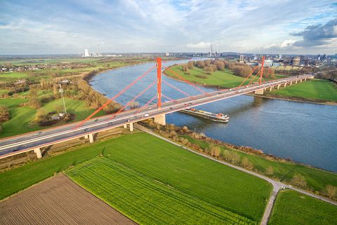 Niederrhein-Brücke in Wesel im Sommer 