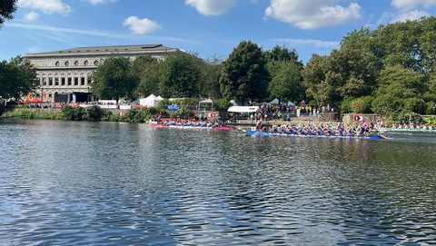 Mehrere Drachenboote auf der Ruhr vor der Stadthalle Mülheim
