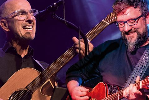Bandmitglieder vom Acoustic Cover Duo mit Gitarren
