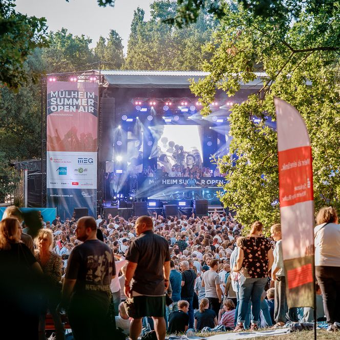 Zu sehen sind Aufnahmen vom MÜLHEIM SUMMER OPEN AIR 2026 im MüGa-Park mit DJ YouNotUs.