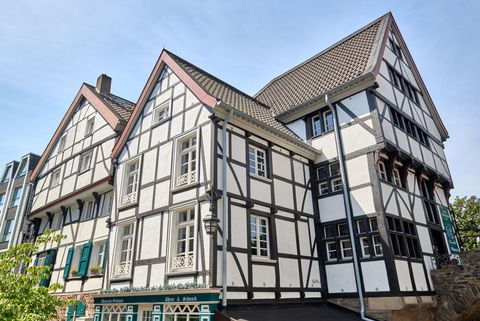 Fachwerkhäuser im Sommer am Kirchenhügel in der Mülheimer Altstadt