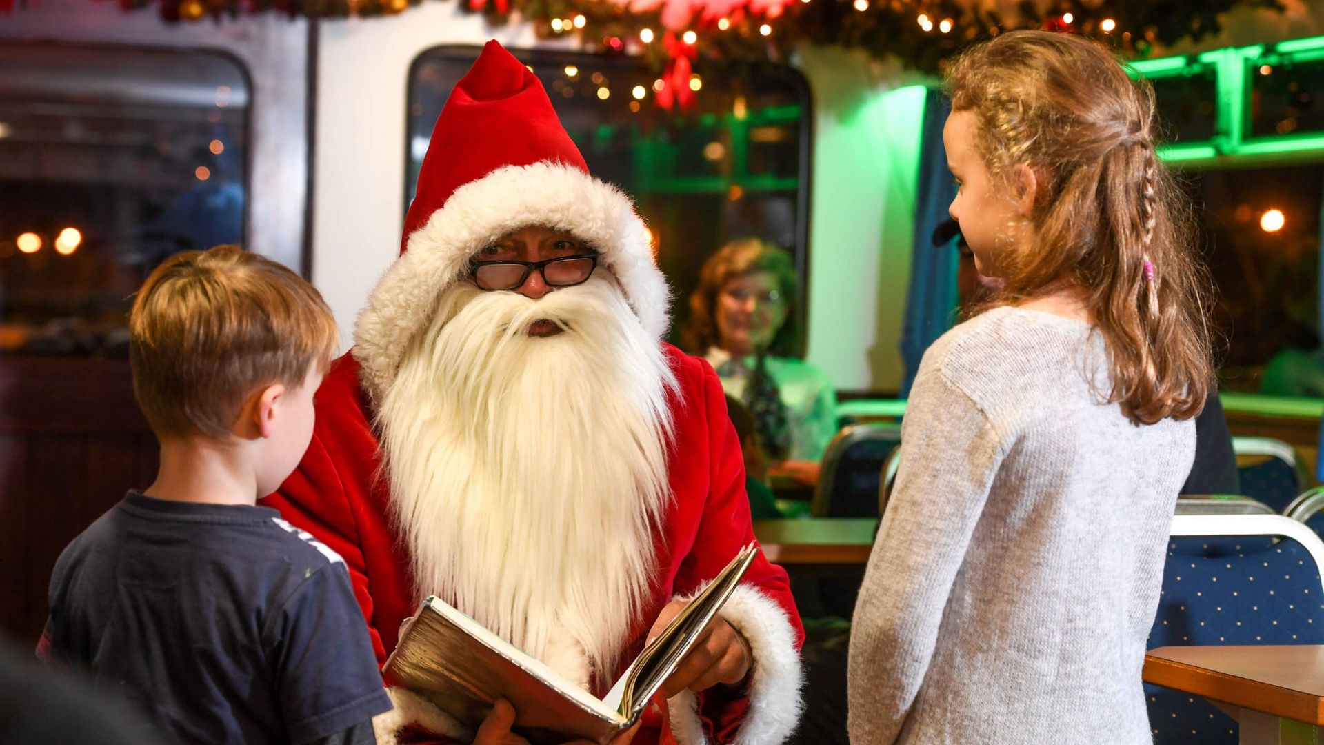 Kinder beim Nikolaus im Winter auf einer Nikolausfahrt der Weißen Flotte Mülheim an der Ruhr