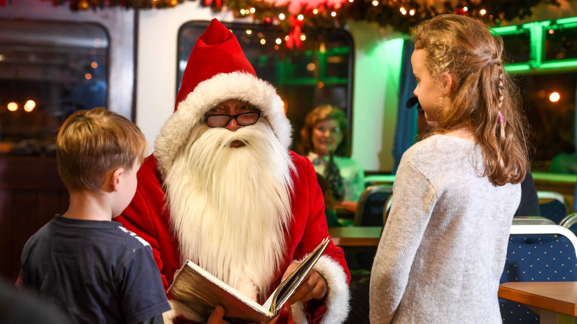 Kinder beim Nikolaus im Winter auf einer Nikolausfahrt der Weißen Flotte Mülheim an der Ruhr