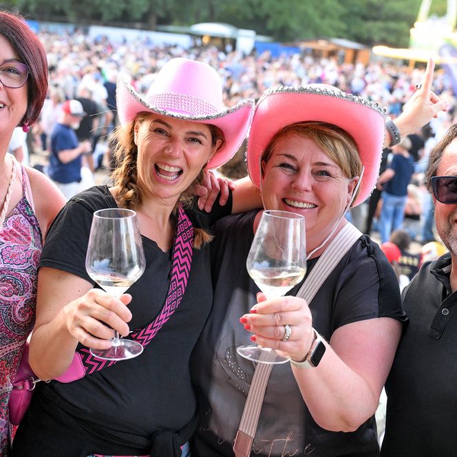 Zu sehen sind Aufnahmen vom Publikum beim MÜLHEIM SUMMER OPEN AIR 2026 im MüGa-Park.