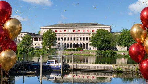 Blick von der Ruhrpromenade auf die Stadthalle Mülheim an der Ruhr.