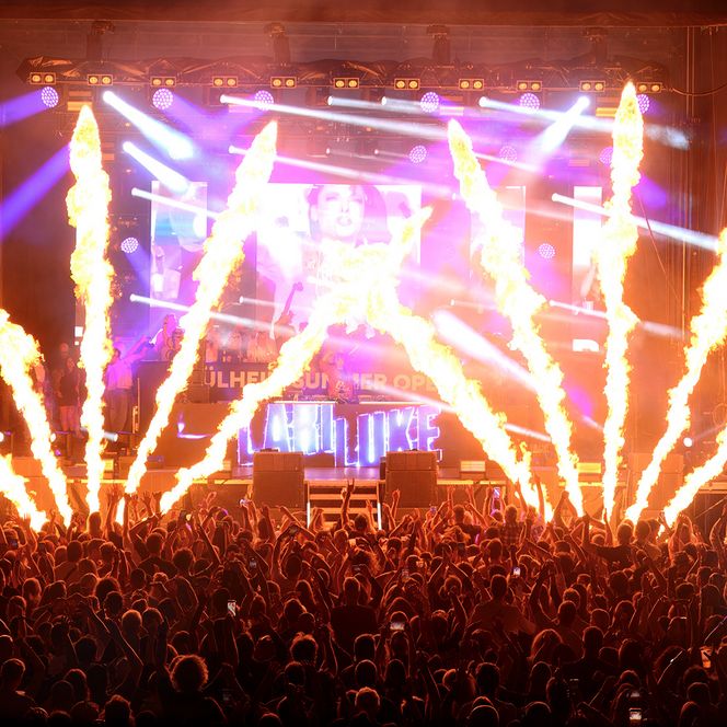 Zu sehen sind Aufnahmen vom MÜLHEIM SUMMER OPEN AIR 2026 im MüGa-Park mit DJ LARI LUKE.