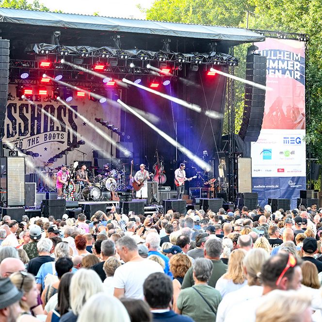 Zu sehen sind Aufnahmen vom MÜLHEIM SUMMER OPEN AIR 2026 im MüGa-Park mit der Band Rebel Tell.