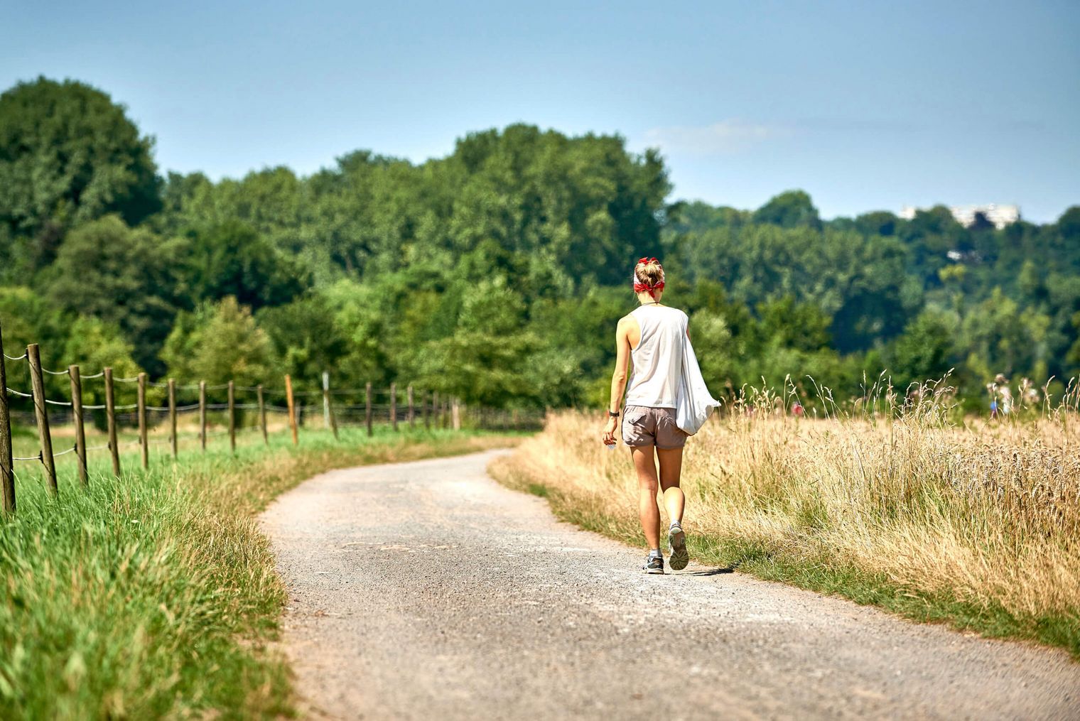 Wanderin im Sommer in den Mülheimer Ruhrauen