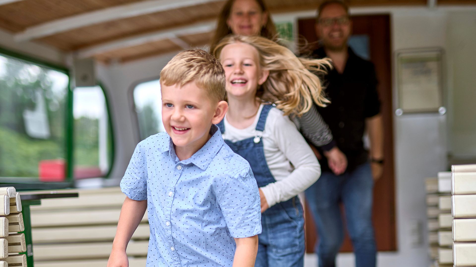 Familie mit Kindern im Sommer auf dem Freideck der Weißen Flotte Mülheim an der Ruhr