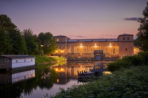 Sonnenuntergang im Sommer am Wasserkraftwerk Raffelberg in Mülheim