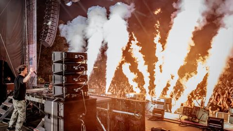 Bühnenshow mit Nebel und Feuer vor einem feiernden Publikum, das zur Musik von DJ Noel Holler tanzt 