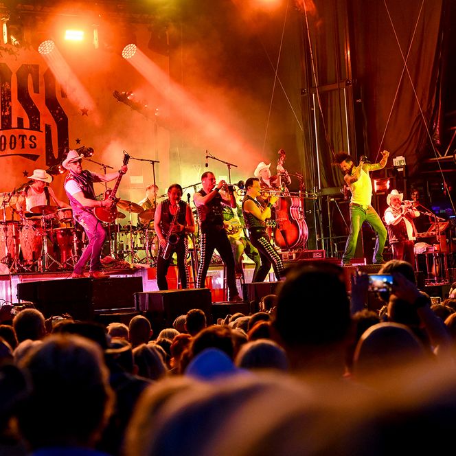 Zu sehen sind Aufnahmen vom MÜLHEIM SUMMER OPEN AIR 2026 im MüGa-Park mit der Band The BossHoss.