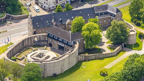 Luftaufnahme von Schloß Broich im Sommer in Mülheim an der Ruhr
