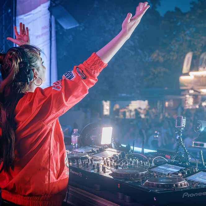 Zu sehen sind Aufnahmen vom MÜLHEIM SUMMER OPEN AIR 2026 im MüGa-Park mit DJ LARI LUKE.