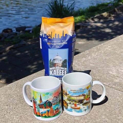 Mülheim-Souvenir: Tassen mit Motiven aus Mülheim an der Ruhr und Kaffee, erhältlich in der Touristinfo