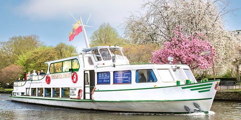 Schiff der Weißen Flotte Mülheim im Frühling auf der Ruhr