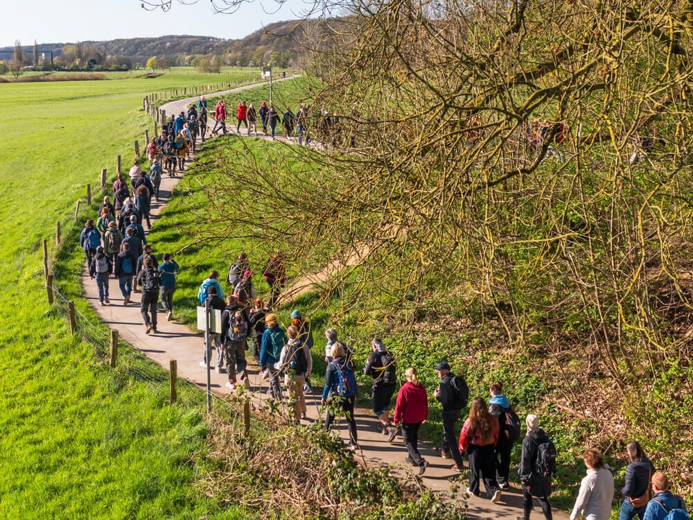 Wanderer bei der 1000 Herzen Wander-Challenge 2025 in den Mülheimer Ruhrauen