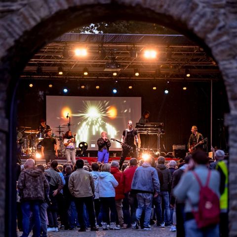 Publikum und DELUXE – the radioband bei der Broicher Schlossparty 2024 im Schloß Broich