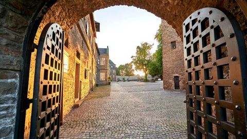 Tore von Schloß Broich bei Sonnenuntergang im Sommer in Mülheim an der Ruhr