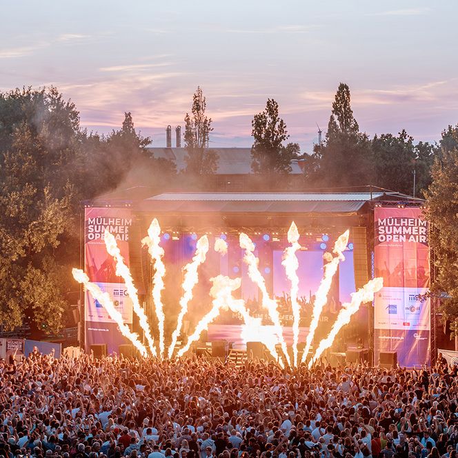 Zu sehen sind Aufnahmen vom MÜLHEIM SUMMER OPEN AIR 2026 im MüGa-Park mit DJ Topic.