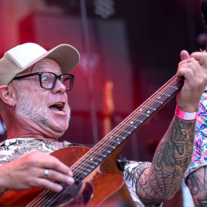 Zu sehen sind Aufnahmen vom MÜLHEIM SUMMER OPEN AIR 2026 im MüGa-Park mit der Band Rebel Tell.
