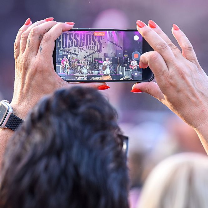 Zu sehen sind Aufnahmen vom MÜLHEIM SUMMER OPEN AIR 2026 im MüGa-Park mit der Band Rebel Tell.