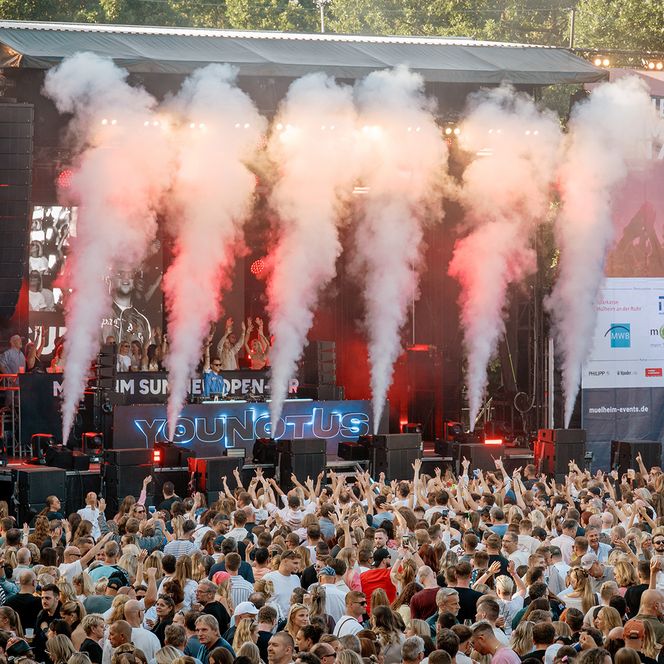 Zu sehen sind Aufnahmen vom MÜLHEIM SUMMER OPEN AIR 2026 im MüGa-Park mit DJ YouNotUs.