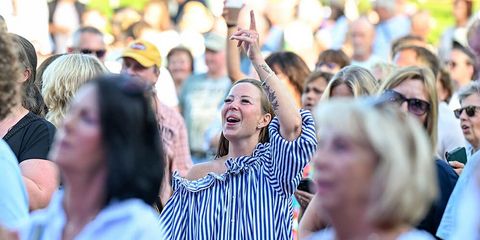 Das Publikum feiert beim MÜLHEIM SUMMER OPEN AIR 2024 (Samstag) im MüGa-Park