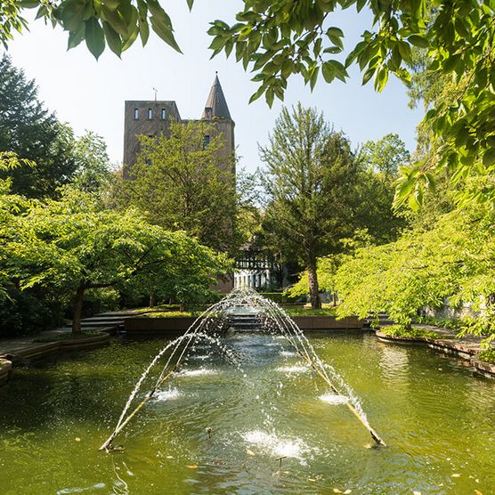 Springbrunnen am Schloss Landsberg im Sommer in Ratingen 