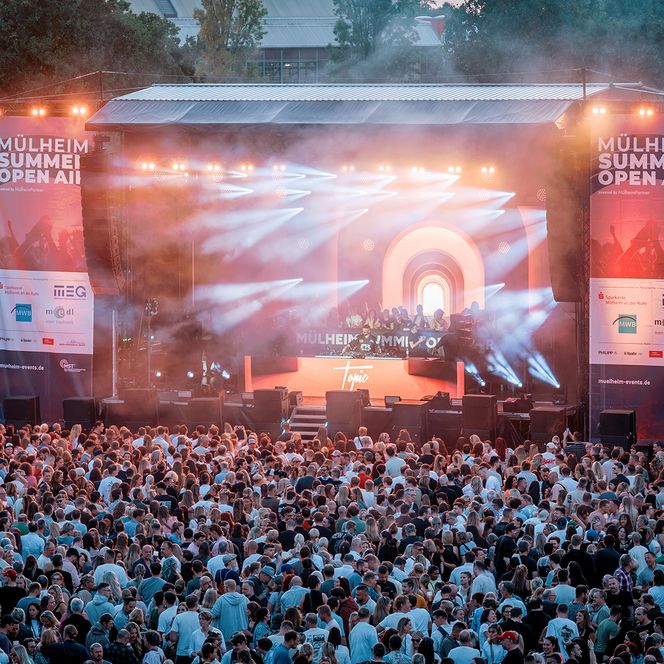 Zu sehen sind Aufnahmen vom MÜLHEIM SUMMER OPEN AIR 2026 im MüGa-Park mit DJ Topic.