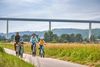 Familie auf Fahrradtour durch das sommerliche Ruhrtal