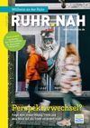 Titel des Magazin RUHR.NAH 2026 Titel des Erlebnismagazins RUHR.NAH 2026: Großes Foto von zwei jungen Erwachsenen mit Taschen, die am Street-Art-Kunstwerk bei Gleis 76 in der Mülheimer Innenstadt vorbeilaufen. Oben und unten steht Text, der auf den Inhalt des Magazins hinweist, es geht um das Thema Urban Hiking. Ein hellgrüner Störer links oben verweist auf ein Gewinnspiel.