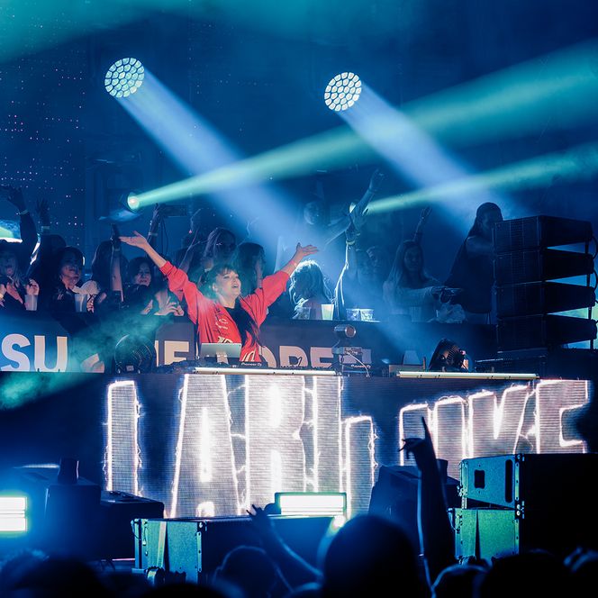 Zu sehen sind Aufnahmen vom MÜLHEIM SUMMER OPEN AIR 2026 im MüGa-Park mit DJ LARI LUKE.