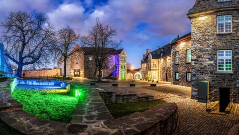 Panorama vom beleuchteten Innenhof am Abend im Schloß Broich