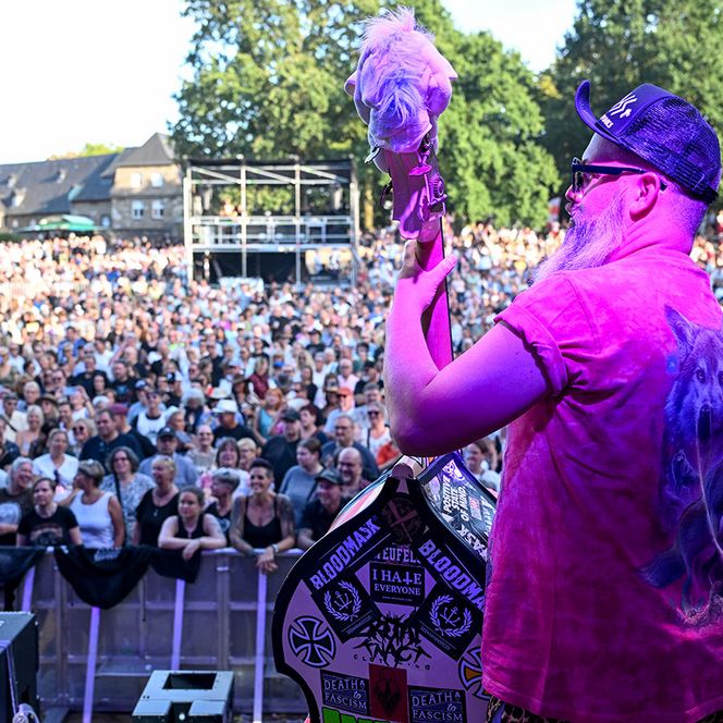 Zu sehen sind Aufnahmen vom MÜLHEIM SUMMER OPEN AIR 2026 im MüGa-Park mit der Band Rebel Tell.