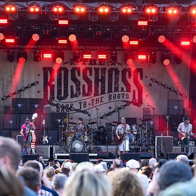 Zu sehen sind Aufnahmen vom MÜLHEIM SUMMER OPEN AIR 2026 im MüGa-Park mit der Band Rebel Tell.