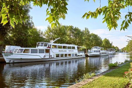 Schiffe der Weißen Flotte Mülheim im Sommer am Wasserbahnhof auf der Schleuseninsel