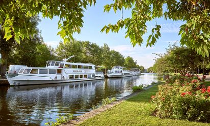 Schiffe der Weißen Flotte Mülheim im Sommer am Wasserbahnhof auf der Schleuseninsel