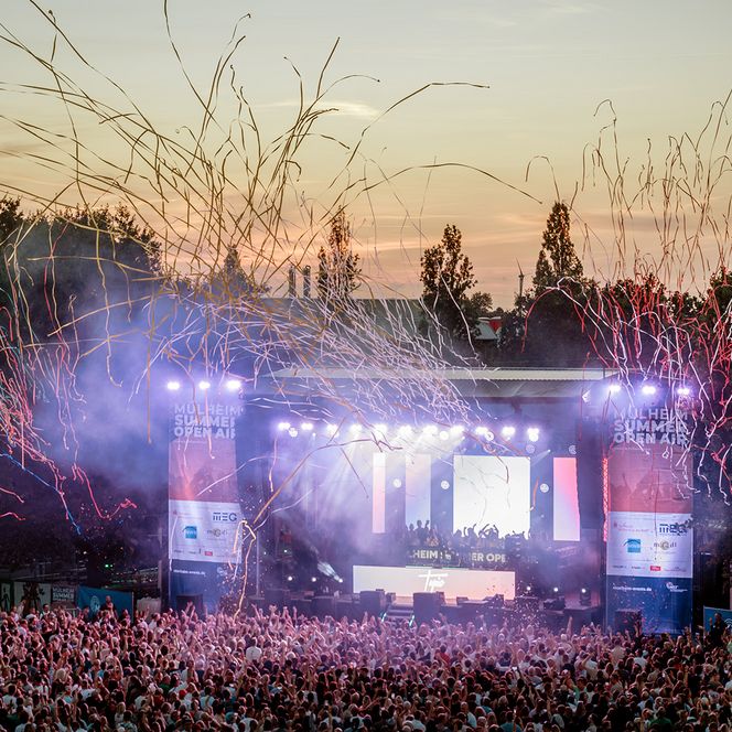 Zu sehen sind Aufnahmen vom MÜLHEIM SUMMER OPEN AIR 2026 im MüGa-Park mit DJ Topic.