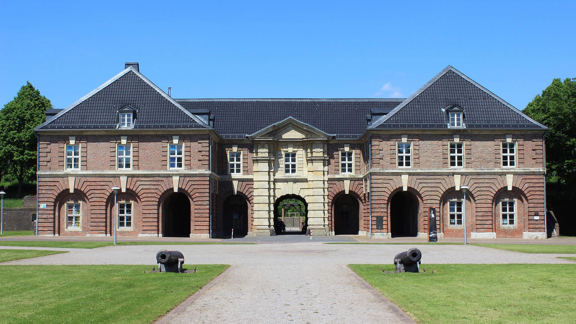 Vorplatz des LVR-Niederrheinmuseums Wesel an einem Sommertag