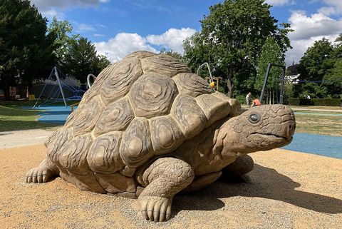 Schildkröte aus Stein im Sommer auf dem Spielplatz Auf dem Dudel in Mülheim an der Ruhr