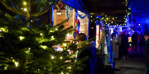 Kind an einer Hütte im Winter auf einem Mülheimer Weihnachtsmarkt