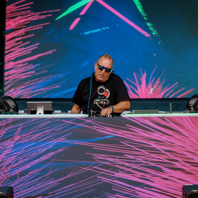 Zu sehen sind Aufnahmen vom MÜLHEIM SUMMER OPEN AIR 2026 im MüGa-Park mit DJ Frank „Zappel” Klemans.