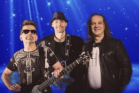 Bandmitglieder von Magic Cops vor einem blauen Hintergrund mit Sternen
