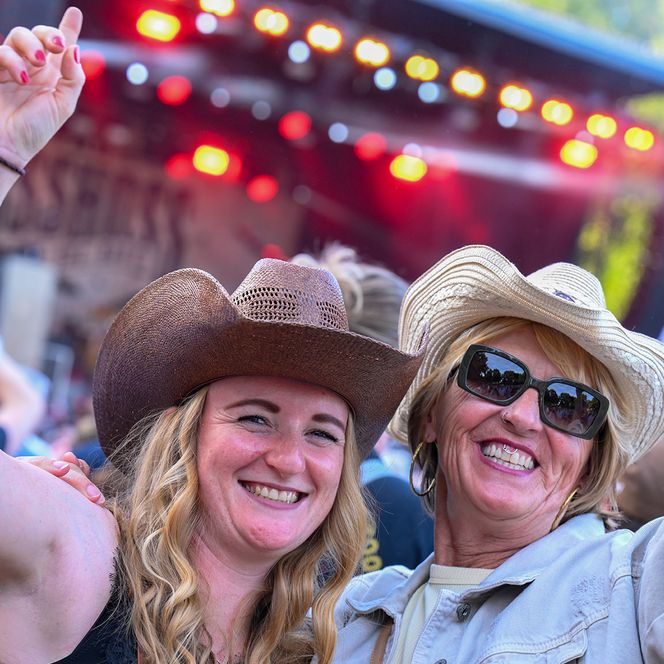 Zu sehen sind Aufnahmen vom Publikum beim MÜLHEIM SUMMER OPEN AIR 2026 im MüGa-Park.