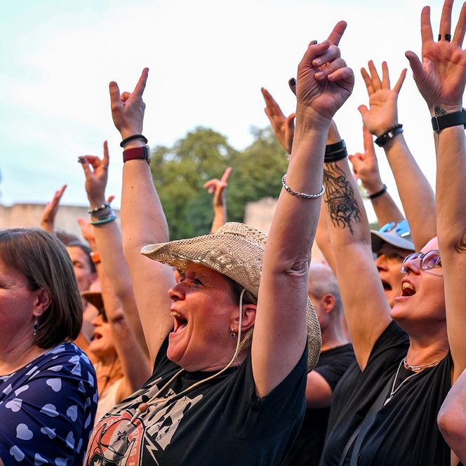 Zu sehen sind Aufnahmen vom Publikum beim MÜLHEIM SUMMER OPEN AIR 2026 im MüGa-Park.