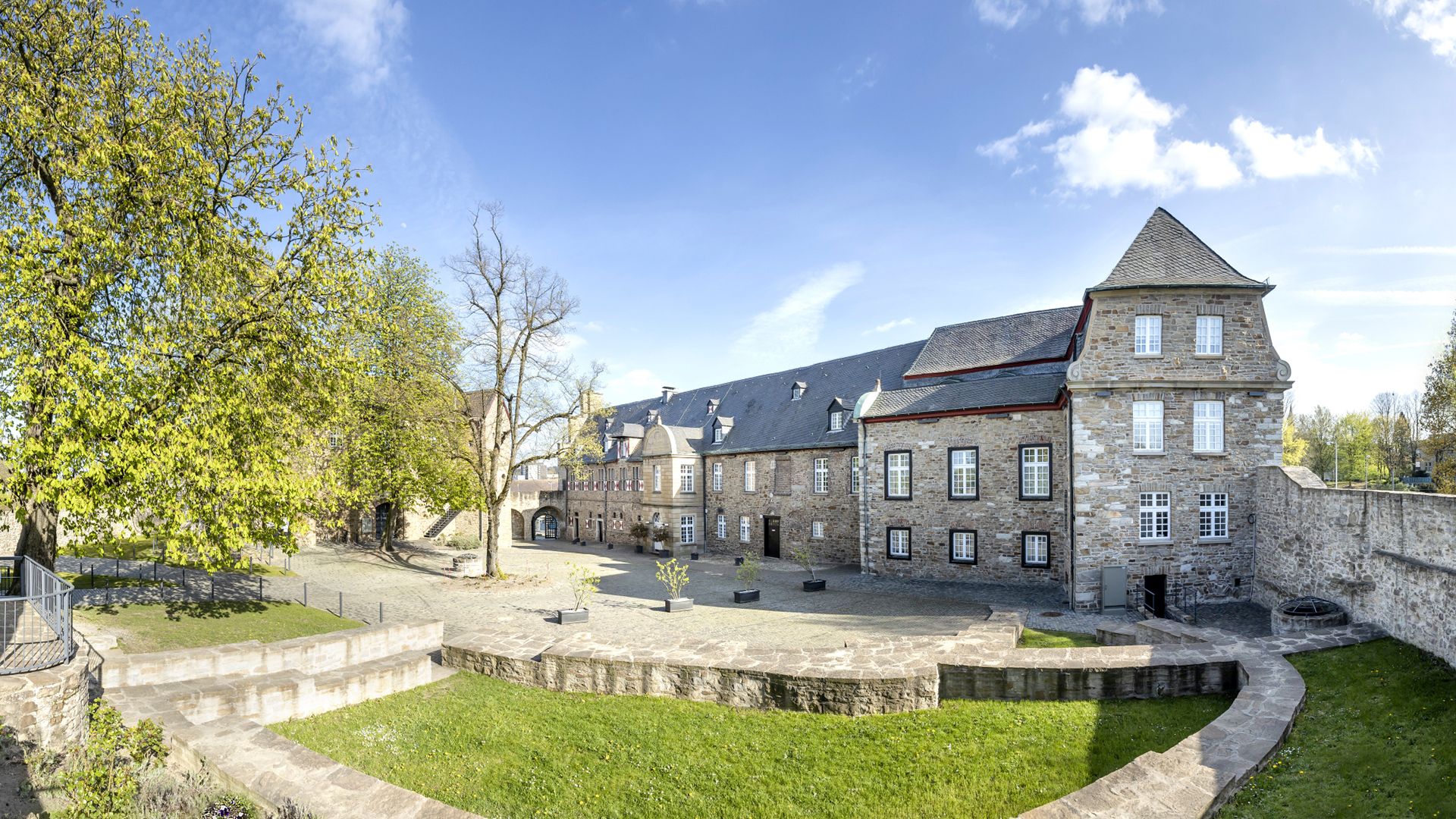 Panoramabild vom sommerlichen Schlosshof von Schloß Broich in Mülheim an der Ruhr 